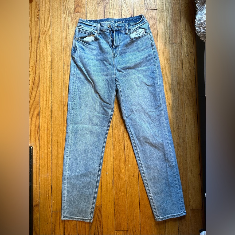 Women’s Sz 2 Light Wash High Waisted Mom Jeans from American Eagle